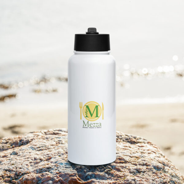 Stainless steel water bottle with a straw lid - Image 4